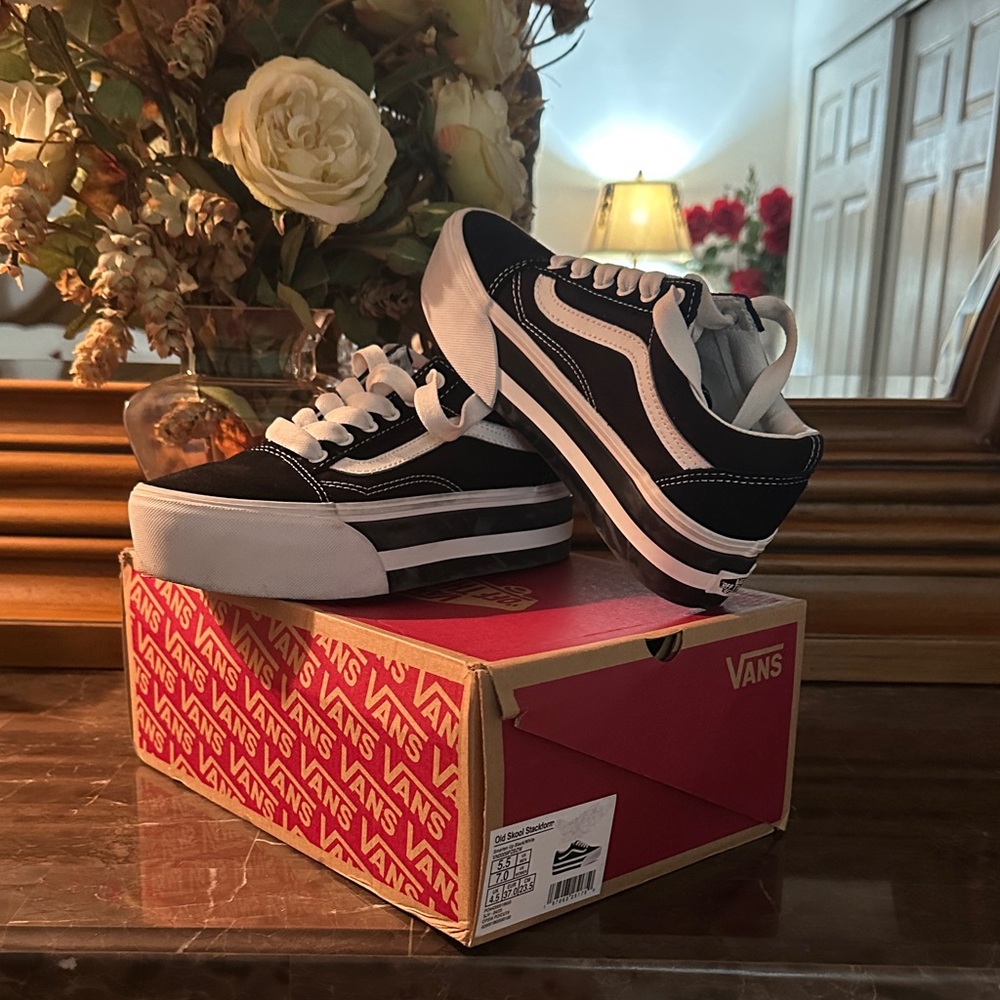 Vans Classic Black and White Low-Tops- Sz Women 7 / Men’s 5.5
